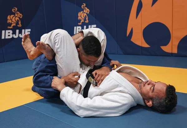 Strangolamento che forza la colonna cervicale - Poster Technical Fouls & Illegal Moves della IBJJF
