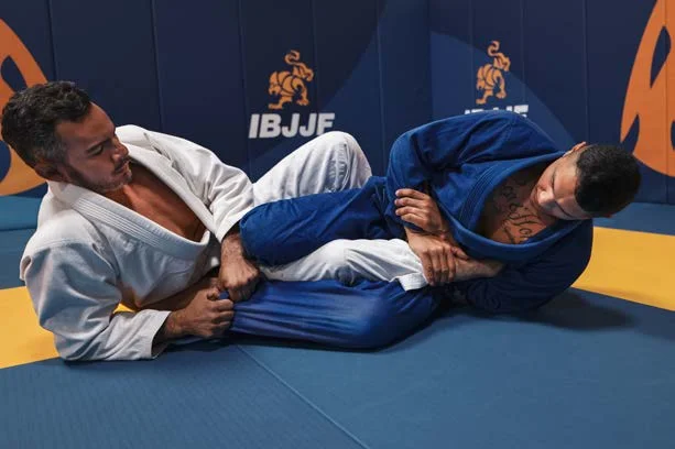 Leva al piede dritta (straight foot lock) - Poster Technical Fouls & Illegal Moves della IBJJF
