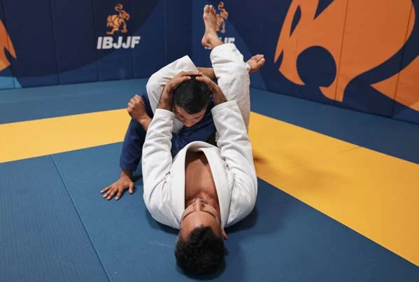 Triangolo tirando la testa - Poster Technical Fouls & Illegal Moves della IBJJF