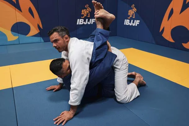 Compressione di reni o costole con le gambe dalla guardia chiusa - Poster Technical Fouls & Illegal Moves della IBJJF