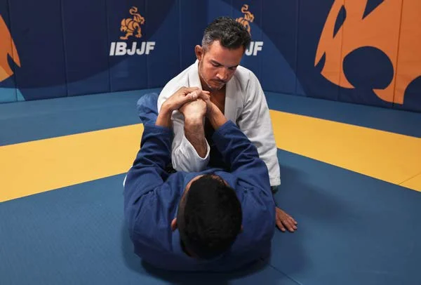 Leva al polso (wrist lock) - Poster Technical Fouls & Illegal Moves della IBJJF