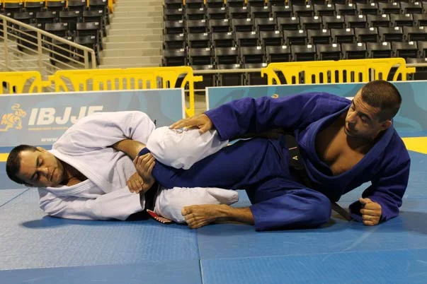 Nella leva al piede dritta, ruotare verso il piede non attaccato - Poster Technical Fouls & Illegal Moves della IBJJF