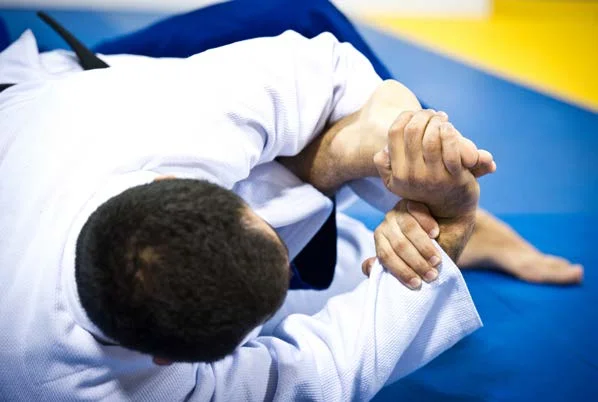 Nel toe hold, applicare pressione verso l'esterno del piede - Poster Technical Fouls & Illegal Moves della IBJJF