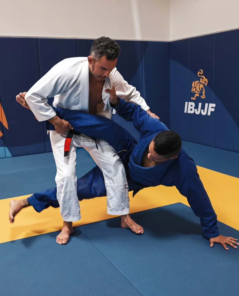 Atterramento a forbice (scissor takedown) - Poster Technical Fouls & Illegal Moves della IBJJF