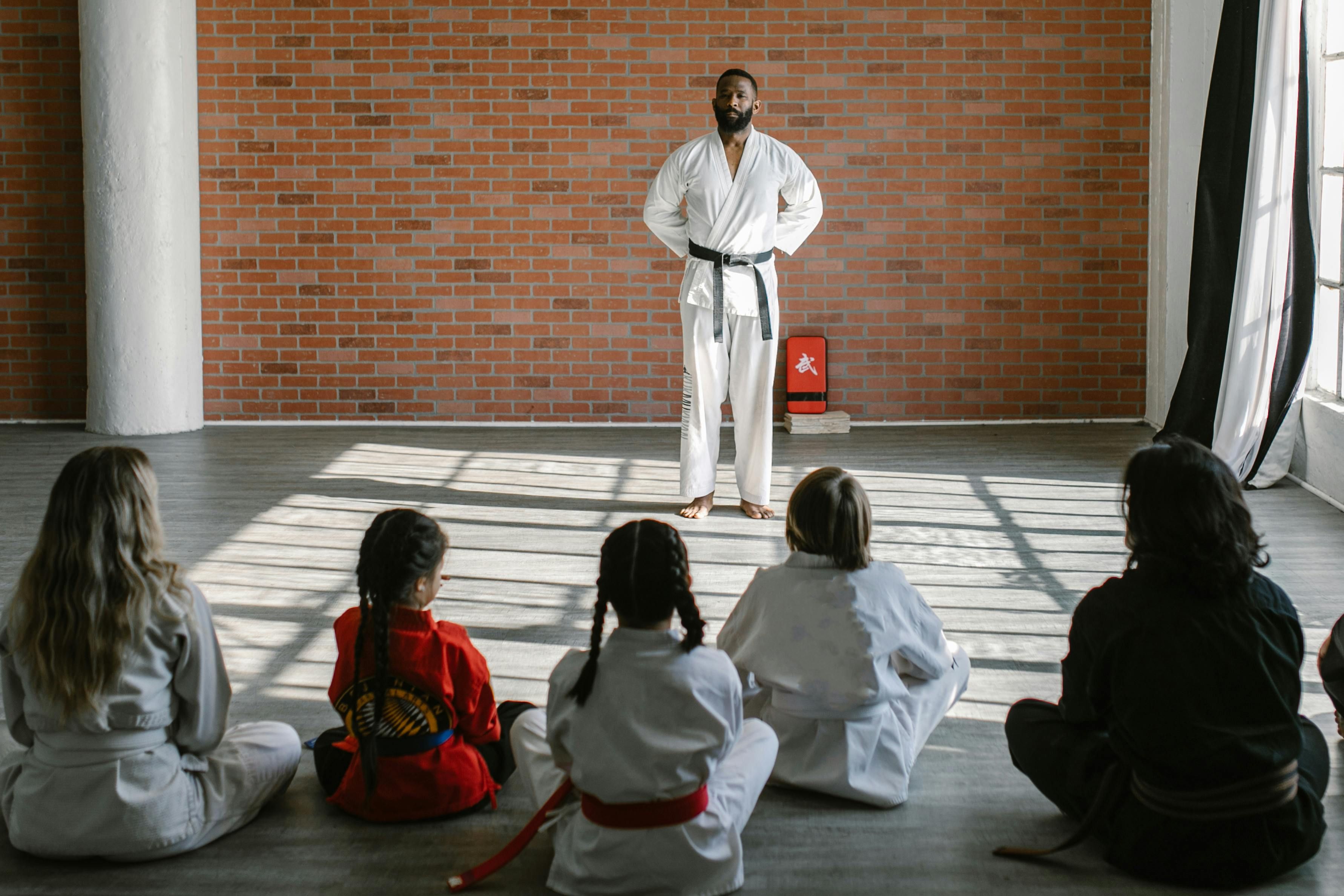 Adulto praticando BJJ no tatame com um parceiro de treino