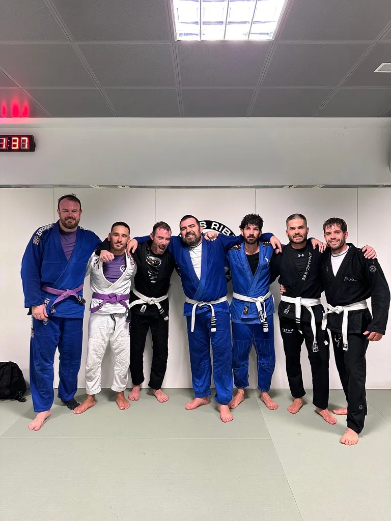 Praticanti di BJJ sul tatami dell’accademia