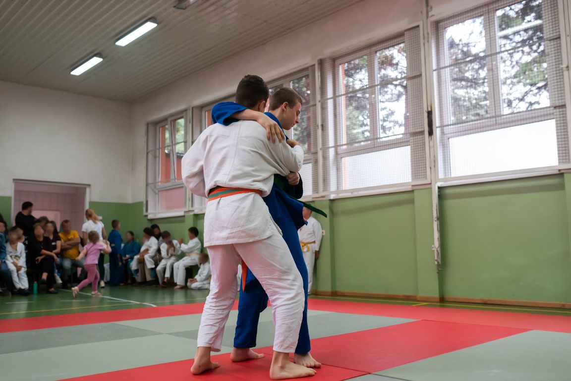 Due judoka che praticano le prese sul tatami