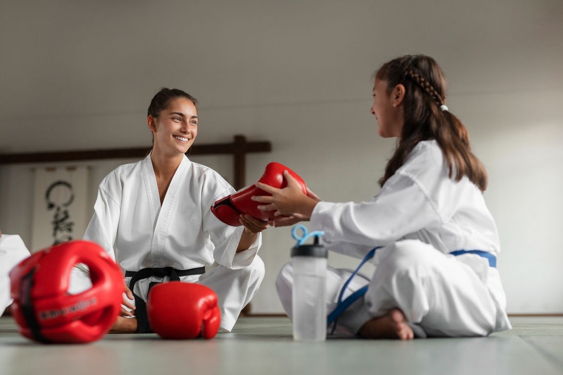 Atleta che esegue una tecnica di karate in un dojo tradizionale