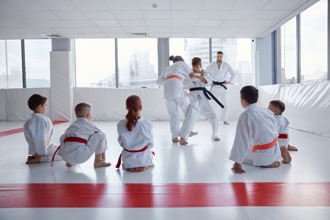 Praticante di taekwondo durante l'esecuzione di un calcio acrobatico